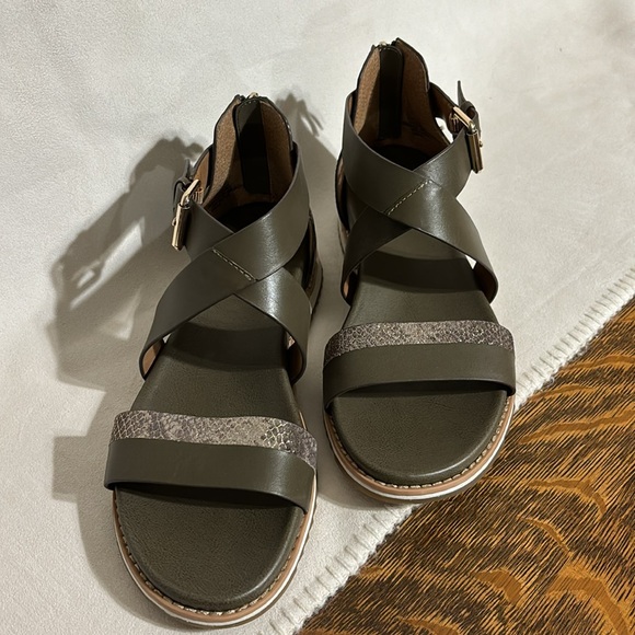 Sandals. Söfft. 8.5m. Green, snake trim. NWOT - Picture 2 of 7